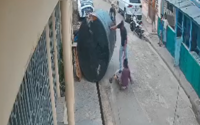 Mujer herida por tinaco en Los Platanitos