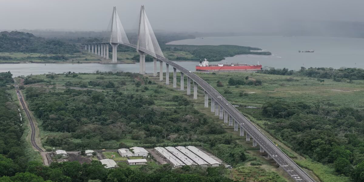 Buque en el Canal de Panamá con tarifas récord