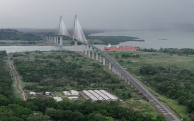 Buque en el Canal de Panamá con tarifas récord