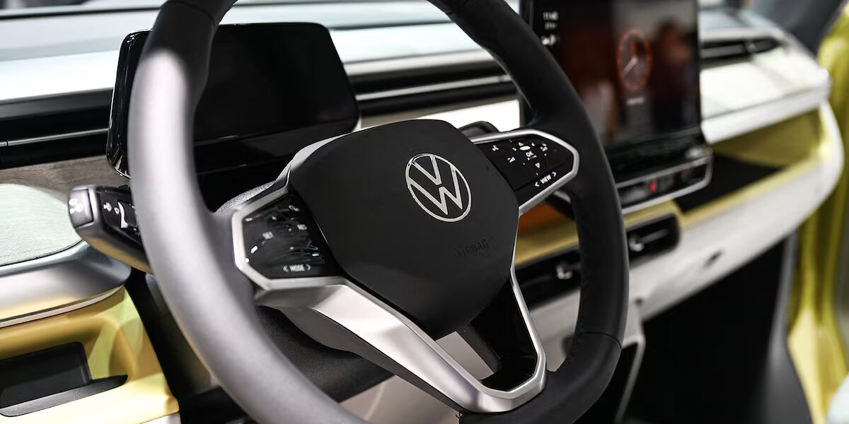 Volkswagen ajusta producción en México debido a aranceles.