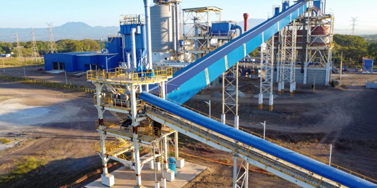 Cemento Panam adquiere Cementos Fortaleza, expansión regional.